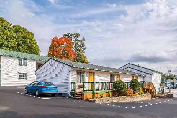 Rodeway Inn Lake George Outlets image 1