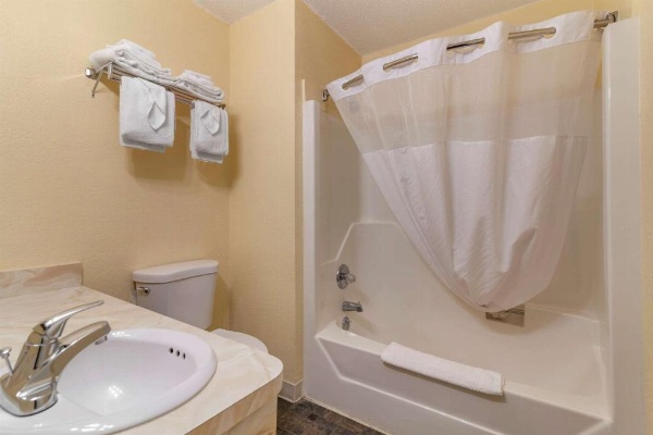 Rodeway Inn Lake George Outlets image 16