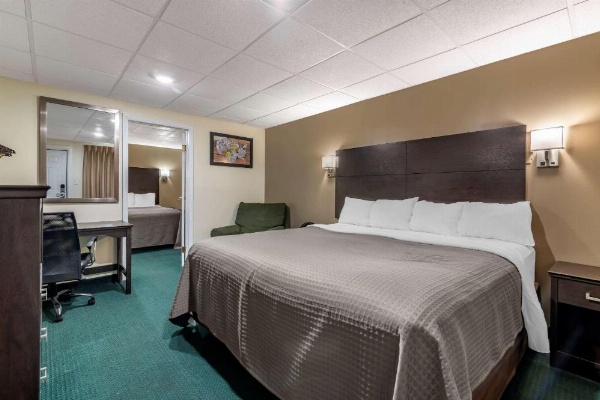 Rodeway Inn Lake George Outlets image 17