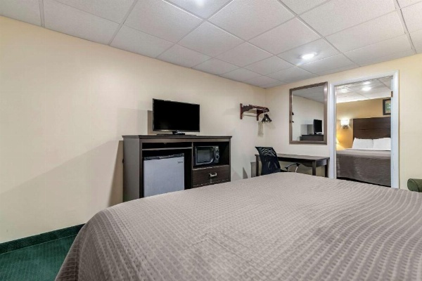Rodeway Inn Lake George Outlets image 19
