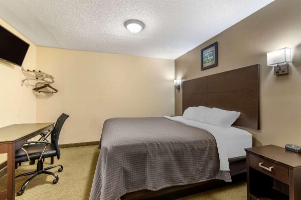 Rodeway Inn Lake George Outlets image 5