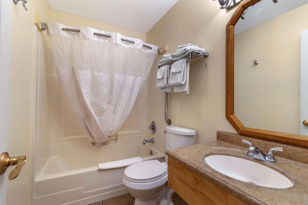 Rodeway Inn Lake George Outlets image 6