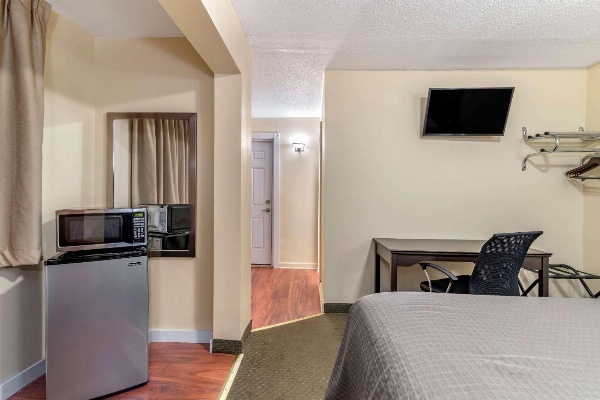 Rodeway Inn Lake George Outlets image 7